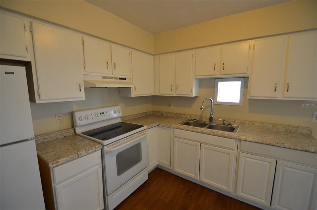 For Sale: $110,900 (1 beds, 1 baths, 762 Square Feet)