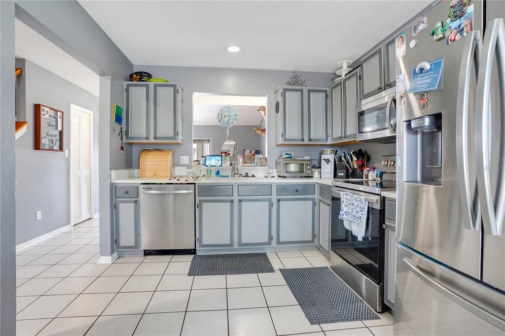 Active With Contract: $459,900 (4 beds, 2 baths, 1927 Square Feet)