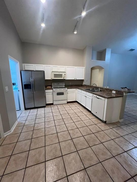 For Rent: $2,400 (3 beds, 2 baths, 1662 Square Feet)