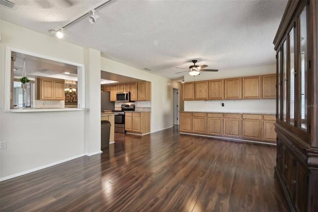 For Sale: $269,900 (2 beds, 2 baths, 1490 Square Feet)