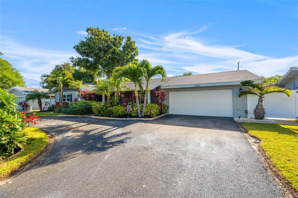 Active With Contract: $579,900 (3 beds, 2 baths, 1606 Square Feet)