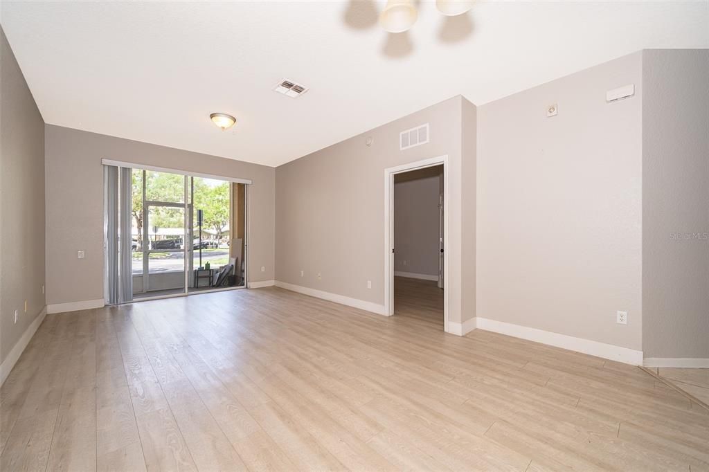 Active With Contract: $1,950 (3 beds, 2 baths, 1247 Square Feet)