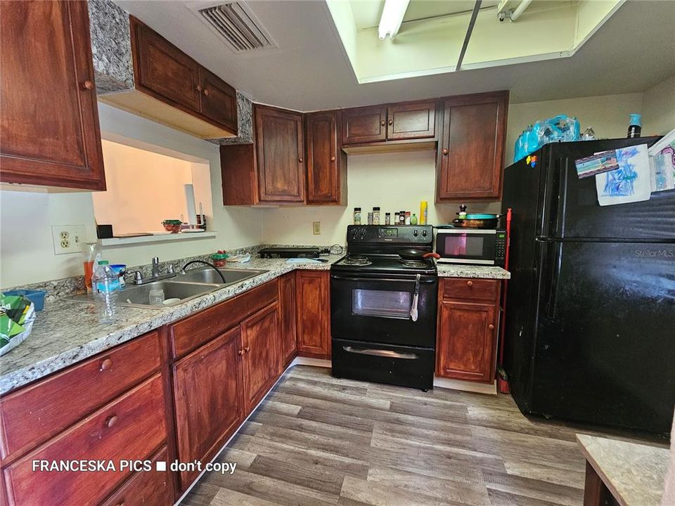 For Sale: $125,000 (1 beds, 1 baths, 644 Square Feet)