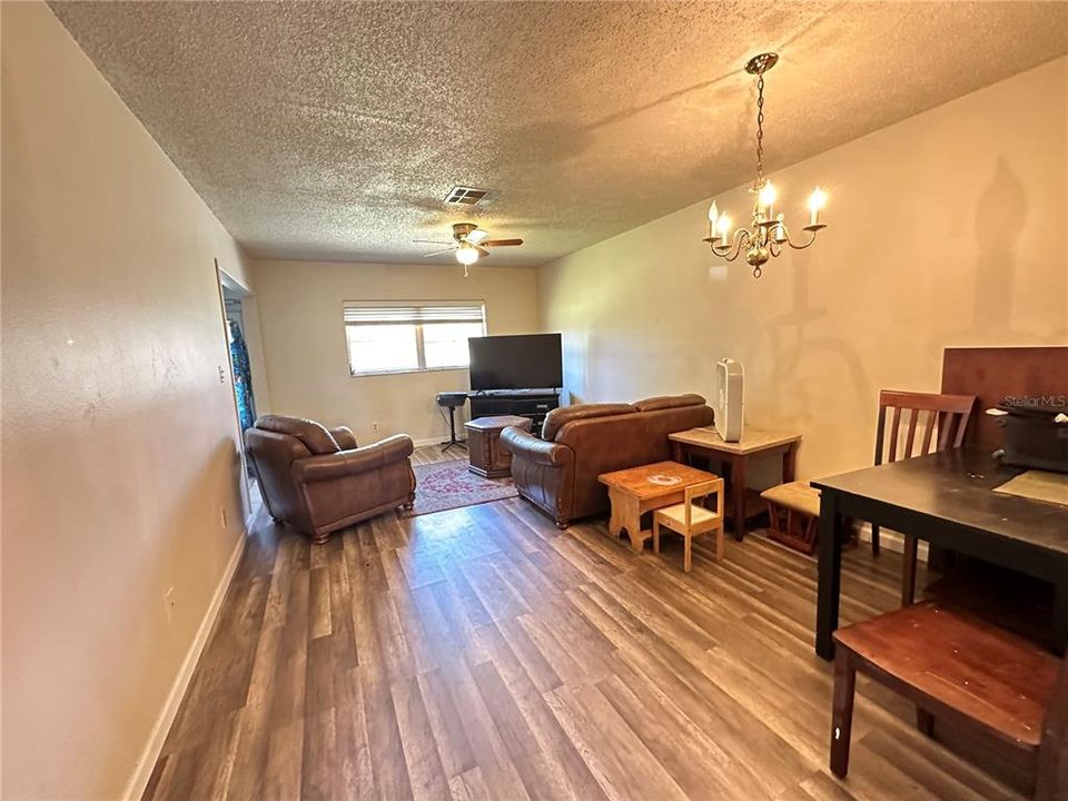 For Sale: $125,000 (1 beds, 1 baths, 644 Square Feet)