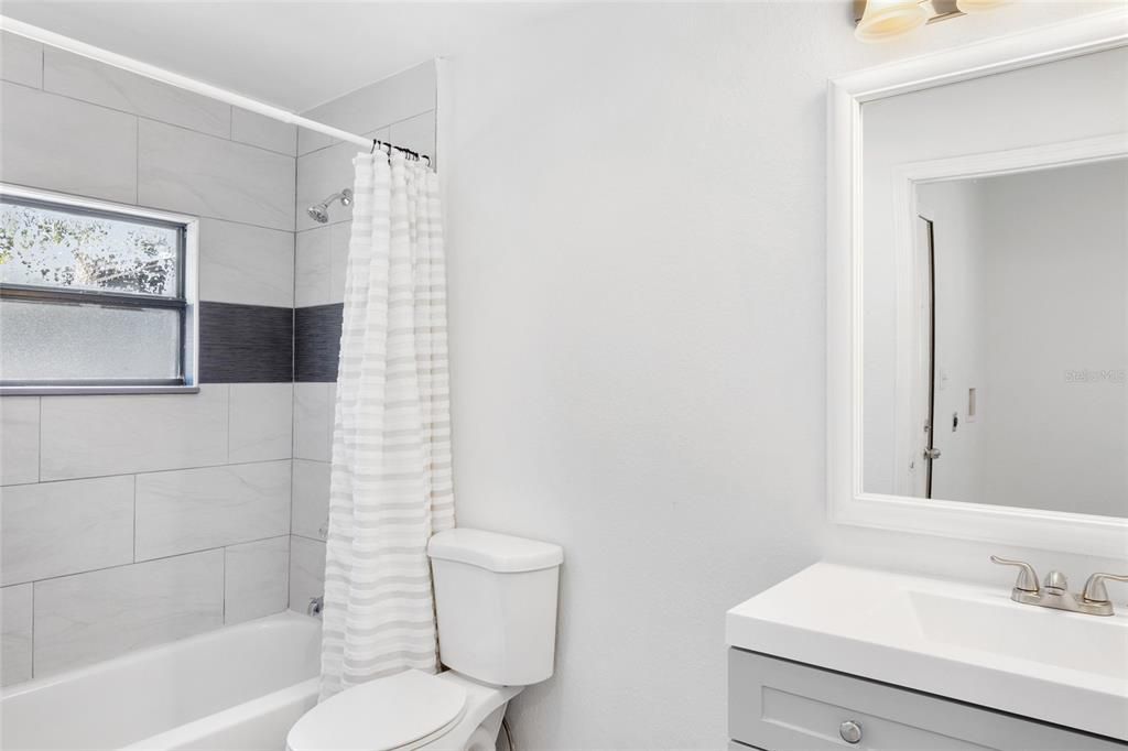 Active With Contract: $1,600 (1 beds, 1 baths, 606 Square Feet)