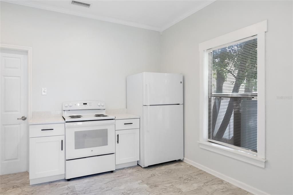 Active With Contract: $1,600 (1 beds, 1 baths, 606 Square Feet)