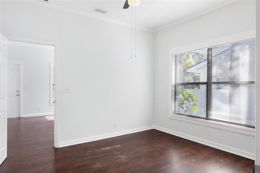 Active With Contract: $1,600 (1 beds, 1 baths, 606 Square Feet)