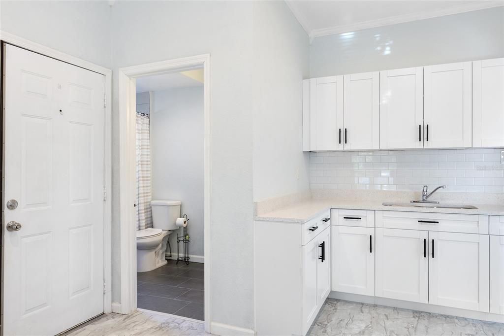 Active With Contract: $1,600 (1 beds, 1 baths, 606 Square Feet)