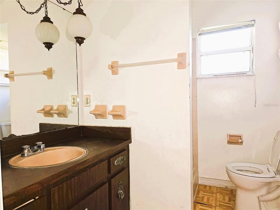 待售: $375,000 (4 贝兹, 2 浴室, 1682 平方英尺)