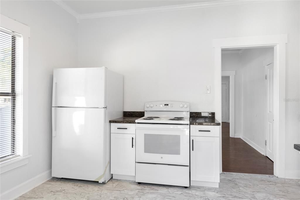 Active With Contract: $1,750 (1 beds, 1 baths, 606 Square Feet)