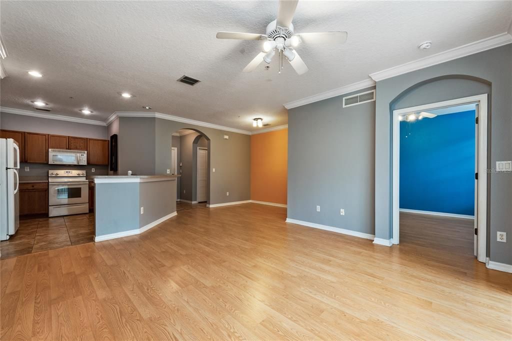 For Sale: $318,978 (2 beds, 2 baths, 1161 Square Feet)