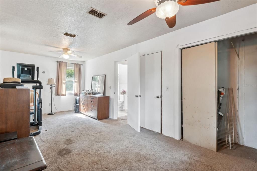 Active With Contract: $164,900 (2 beds, 1 baths, 912 Square Feet)
