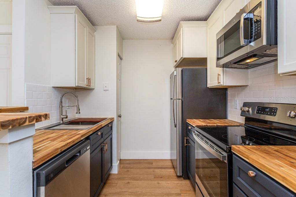 Active With Contract: $165,000 (1 beds, 1 baths, 588 Square Feet)