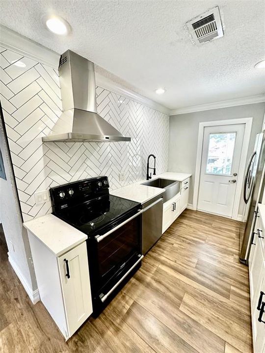 Active With Contract: $269,900 (1 beds, 1 baths, 812 Square Feet)