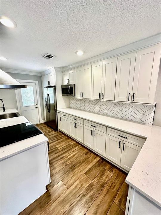 Active With Contract: $269,900 (1 beds, 1 baths, 812 Square Feet)