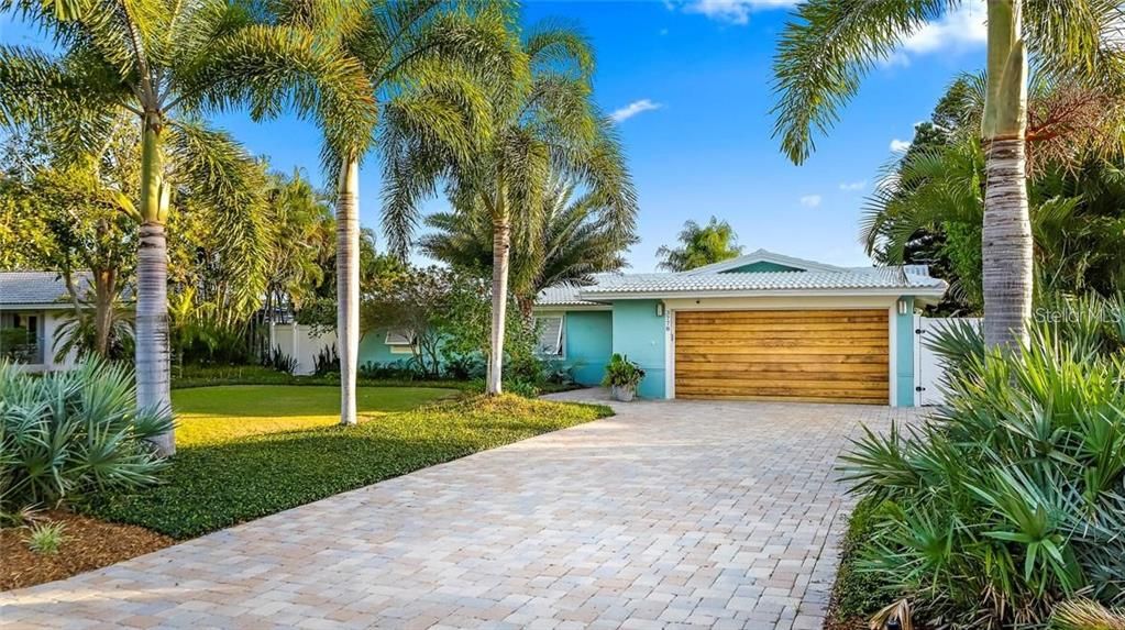 Recently Sold: $1,650,000 (3 beds, 2 baths, 1996 Square Feet)