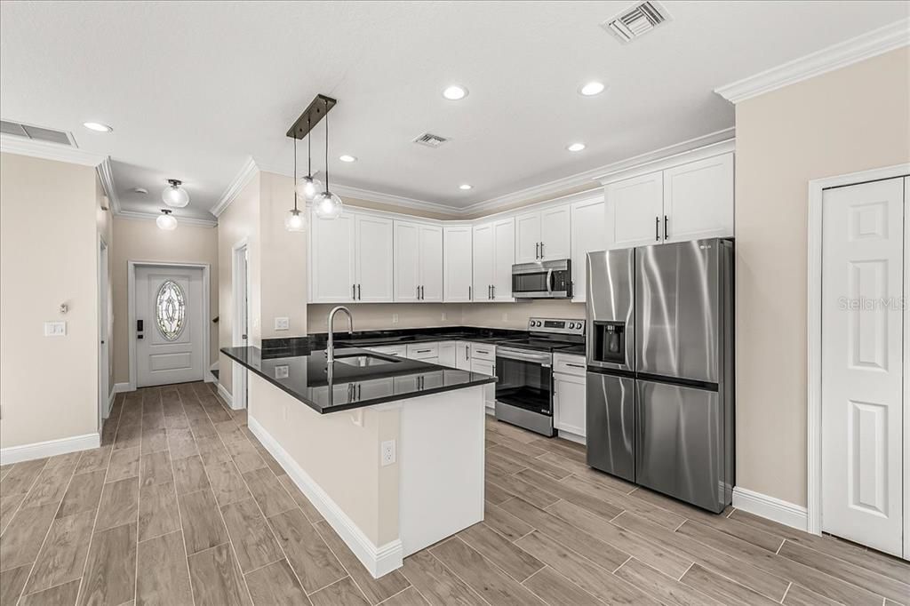 Active With Contract: $349,900 (3 beds, 2 baths, 1473 Square Feet)