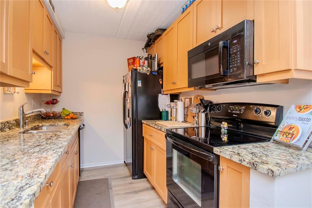 Recently Rented: $1,750 (1 beds, 1 baths, 728 Square Feet)