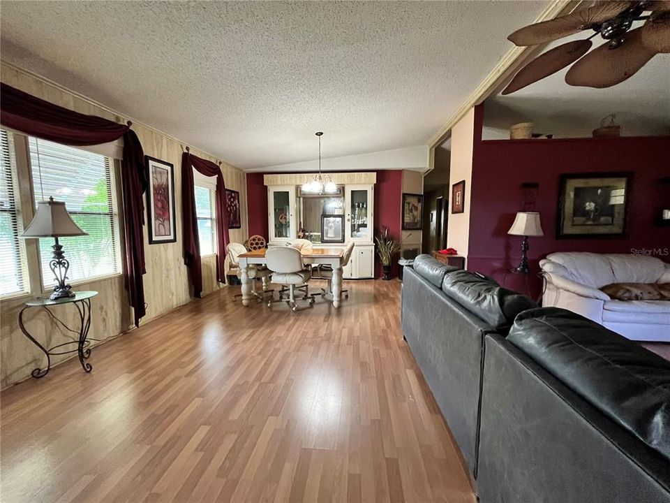 For Sale: $178,500 (2 beds, 2 baths, 1250 Square Feet)
