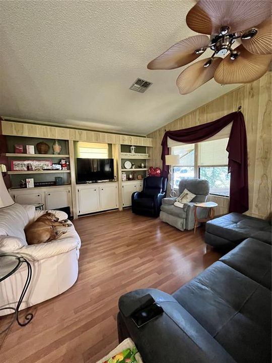 For Sale: $165,000 (2 beds, 2 baths, 1250 Square Feet)