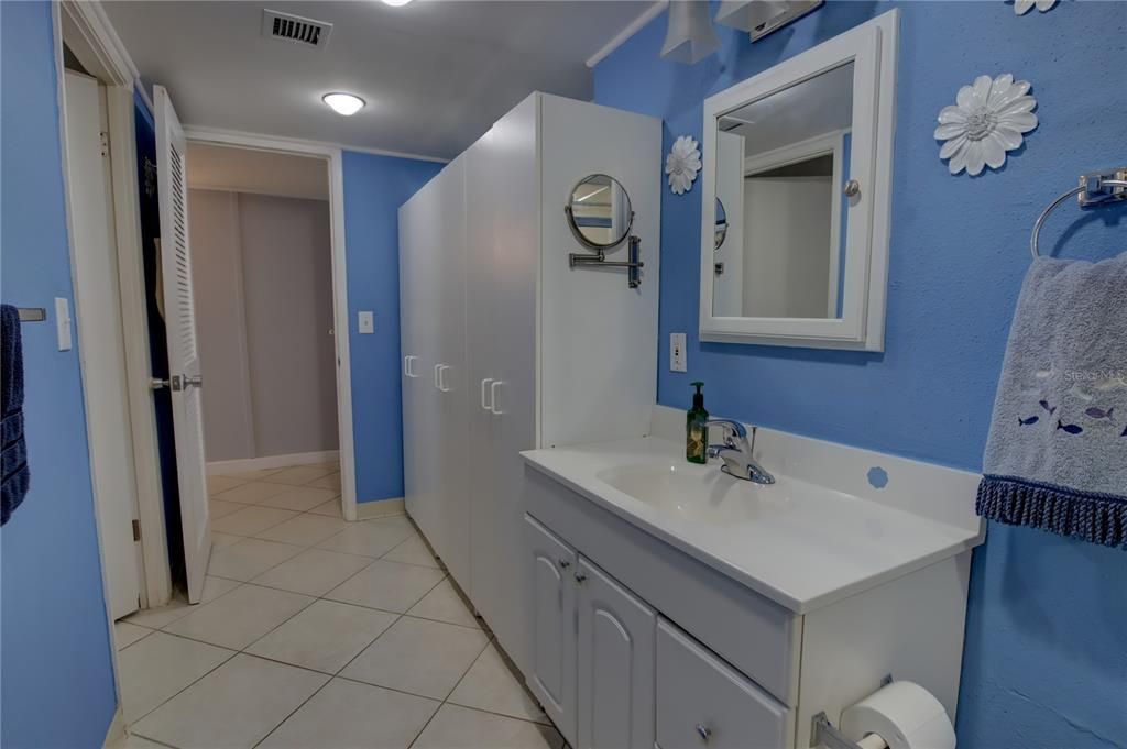 For Sale: $525,000 (1 beds, 1 baths, 1005 Square Feet)