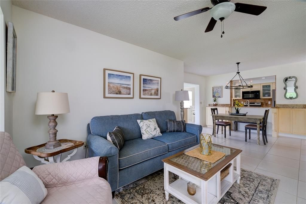 Active With Contract: $399,000 (2 beds, 2 baths, 1211 Square Feet)
