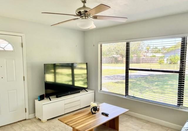 For Rent: $2,395 (3 beds, 1 baths, 1251 Square Feet)