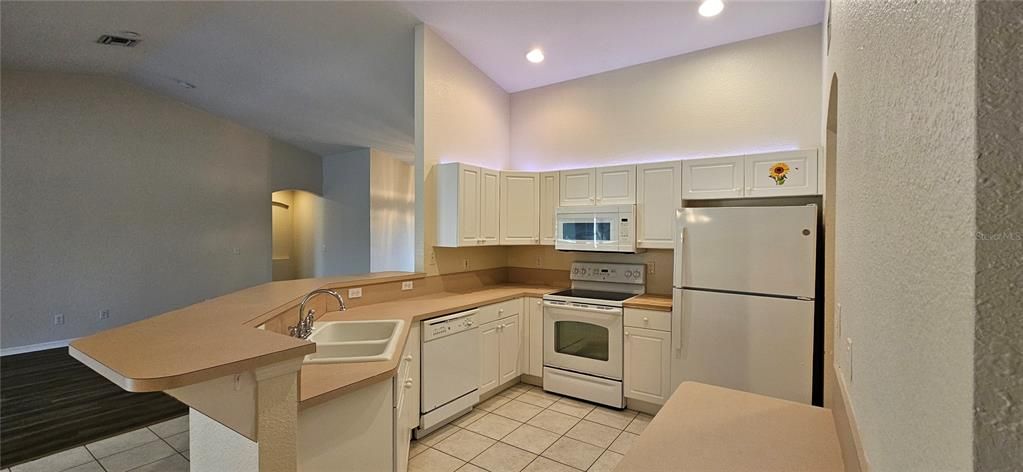 For Rent: $2,575 (3 beds, 2 baths, 1646 Square Feet)