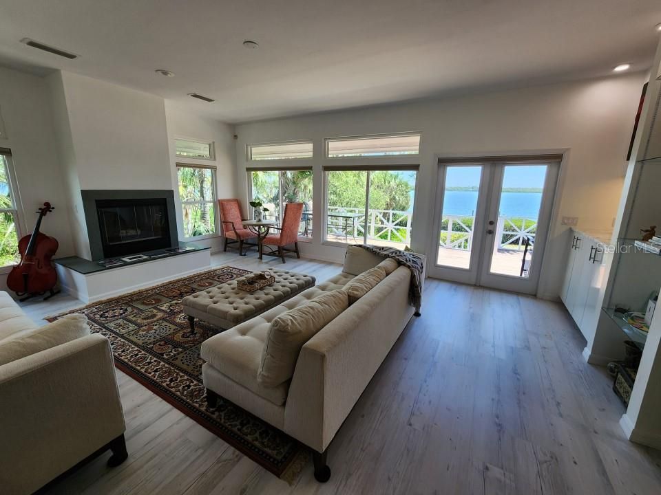 For Sale: $2,695,000 (3 beds, 2 baths, 2202 Square Feet)