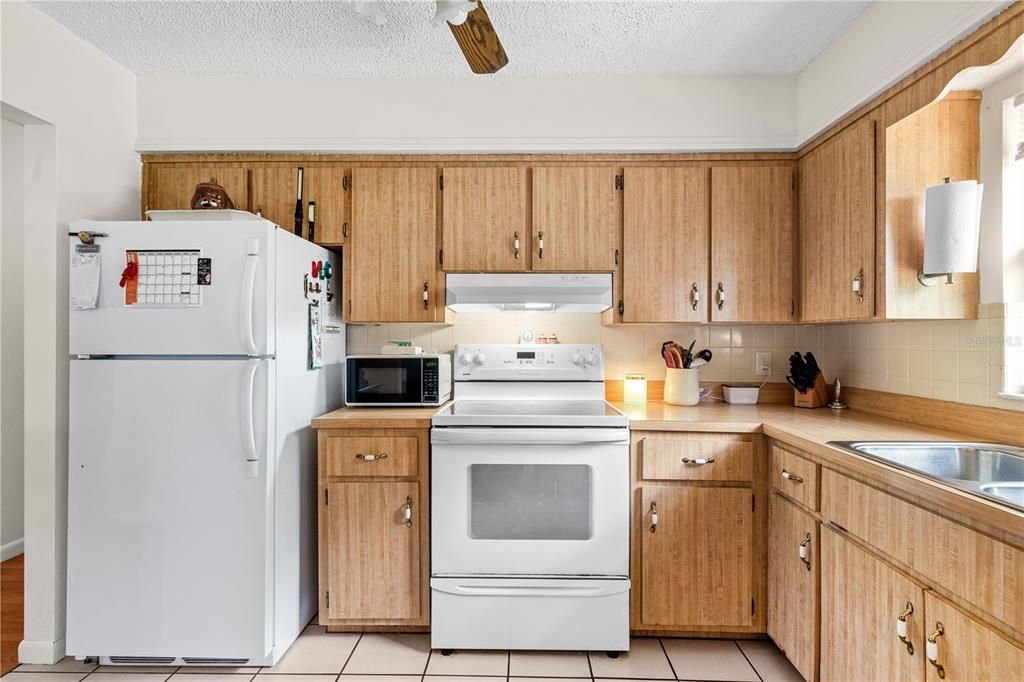 For Sale: $385,000 (3 beds, 2 baths, 932 Square Feet)