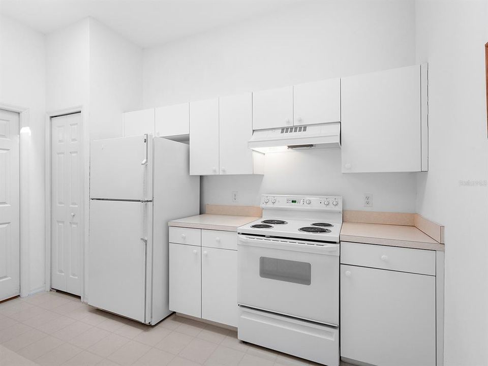 For Sale: $299,000 (2 beds, 2 baths, 1042 Square Feet)