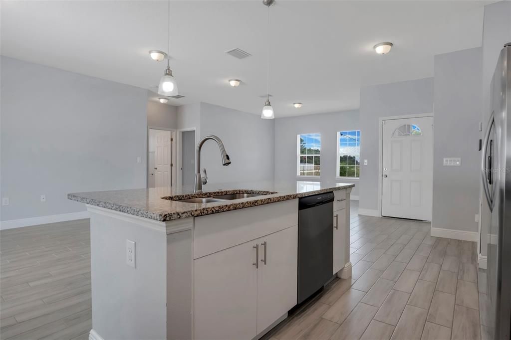 Active With Contract: $290,000 (3 beds, 2 baths, 1594 Square Feet)