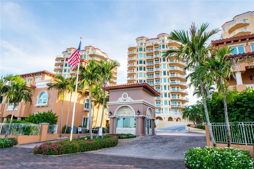 For Sale: $2,925,000 (3 beds, 2 baths, 3000 Square Feet)