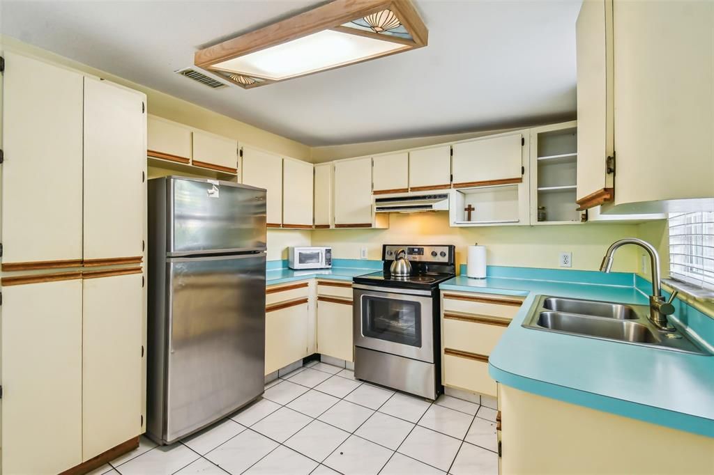 For Sale: $450,000 (3 beds, 2 baths, 1396 Square Feet)