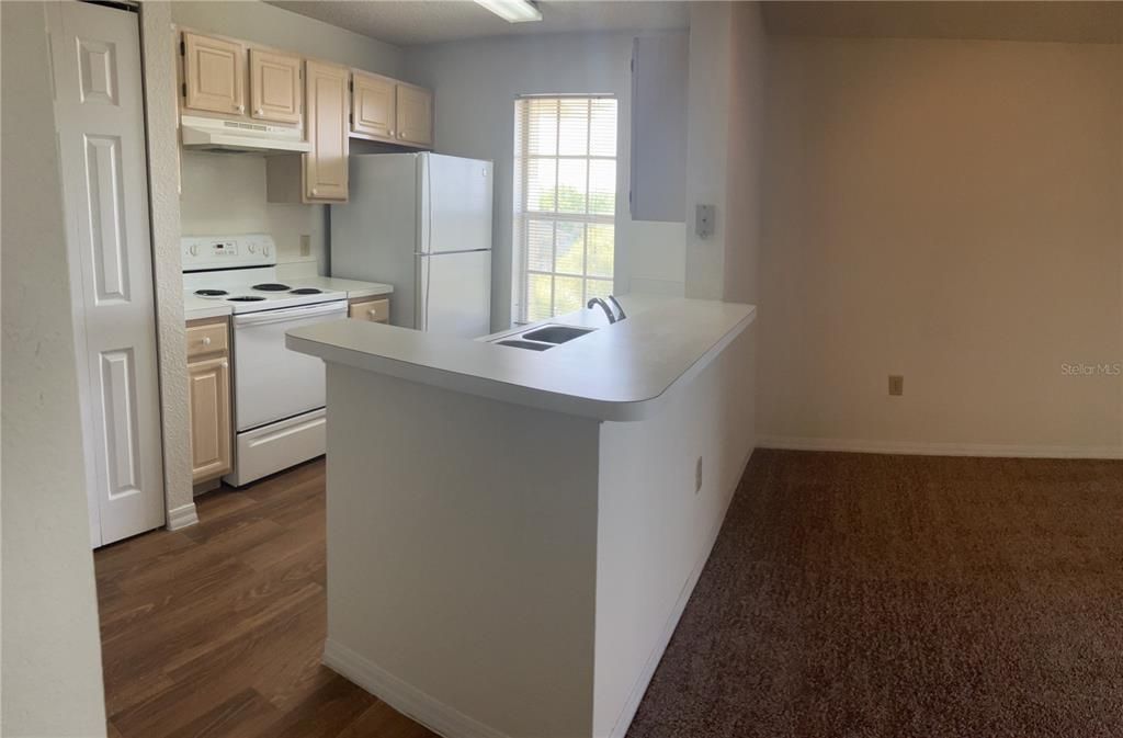 Active With Contract: $139,900 (1 beds, 1 baths, 618 Square Feet)