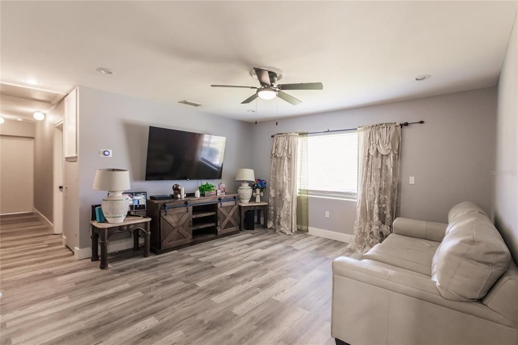 For Sale: $374,900 (3 beds, 2 baths, 1364 Square Feet)