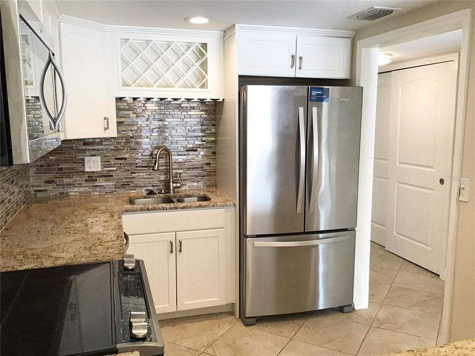 Active With Contract: $270,000 (1 beds, 1 baths, 805 Square Feet)