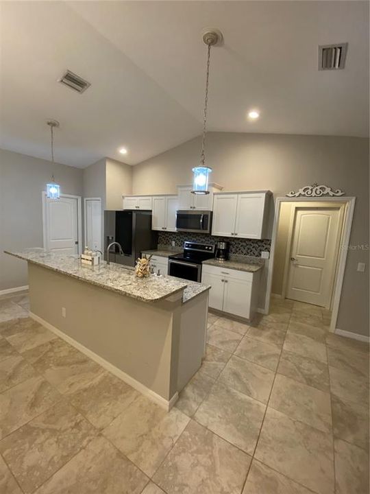 Active With Contract: $333,000 (3 beds, 2 baths, 1407 Square Feet)