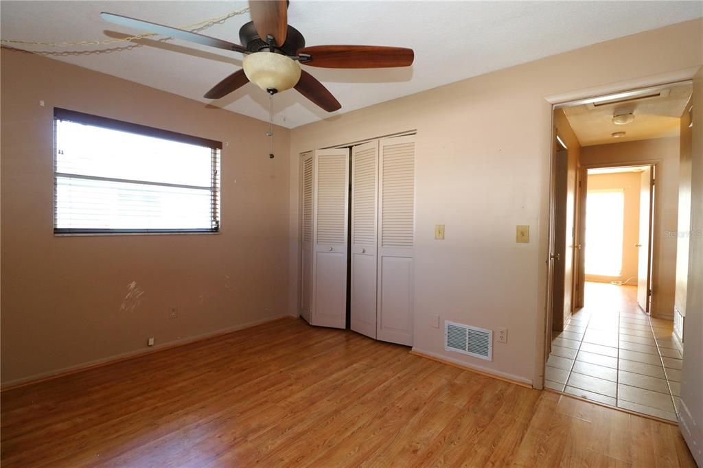 Recently Sold: $300,000 (2 beds, 1 baths, 987 Square Feet)