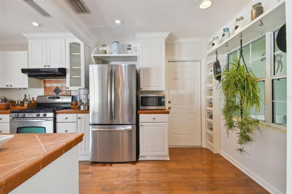 Great Kitchen with stainless appliances. Dishwasher is new. Built-in pantry and spice cabinet