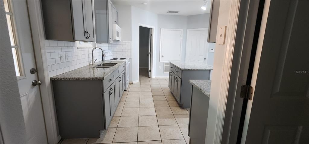 For Rent: $1,800 (3 beds, 2 baths, 1090 Square Feet)