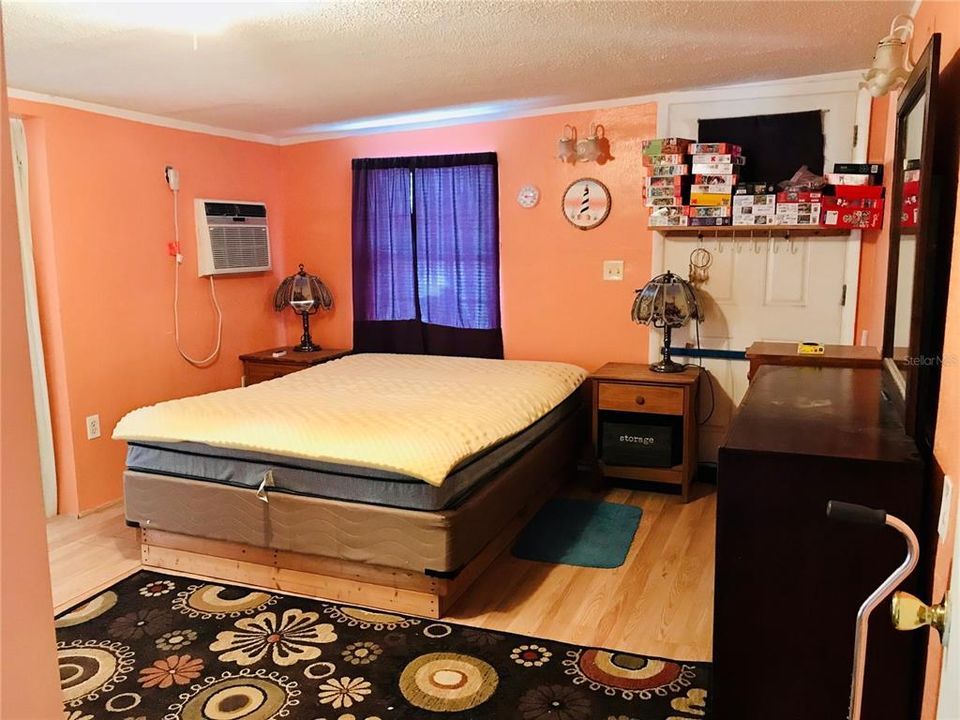For Sale: $135,000 (1 beds, 1 baths, 818 Square Feet)