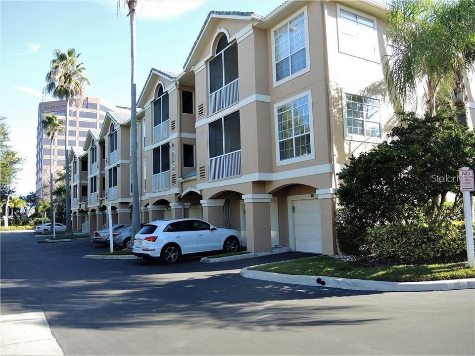 Active With Contract: $2,150 (1 beds, 1 baths, 964 Square Feet)