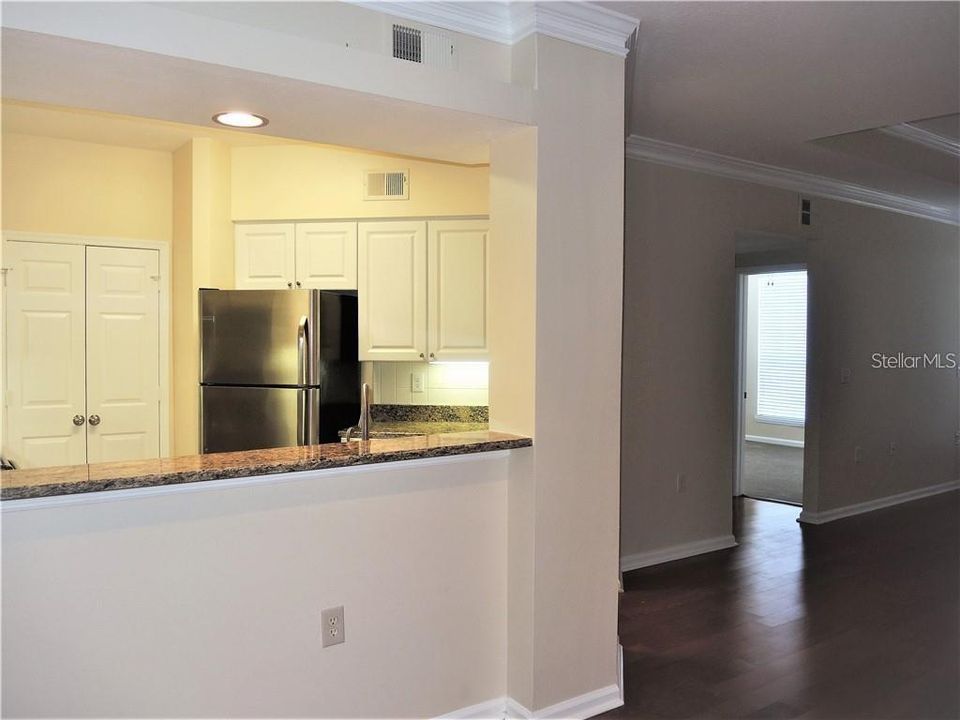 Active With Contract: $2,150 (1 beds, 1 baths, 964 Square Feet)