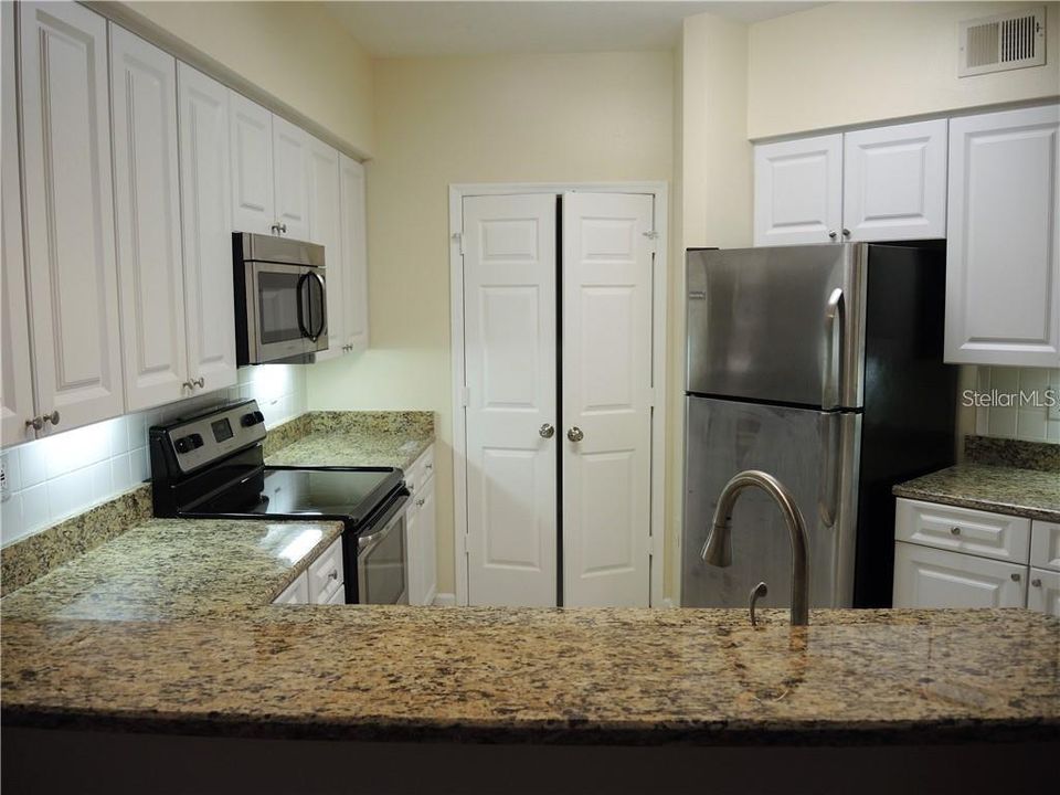 For Rent: $2,150 (1 beds, 1 baths, 964 Square Feet)
