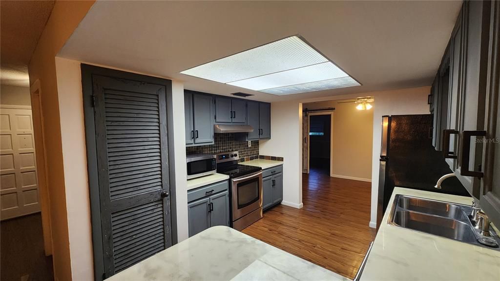 For Sale: $372,500 (4 beds, 2 baths, 1932 Square Feet)