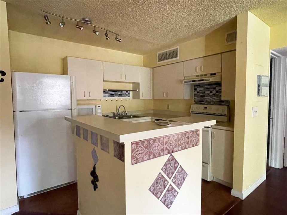 For Rent: $1,375 (1 beds, 1 baths, 712 Square Feet)