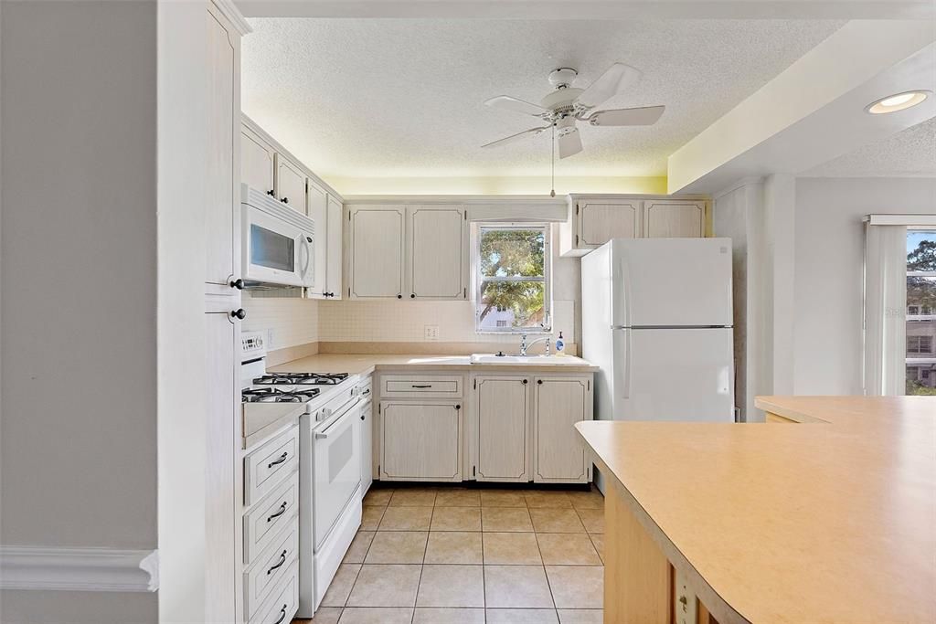 For Sale: $200,000 (2 beds, 2 baths, 1235 Square Feet)