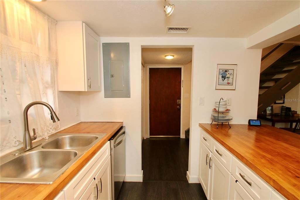 For Sale: $156,200 (1 beds, 1 baths, 954 Square Feet)