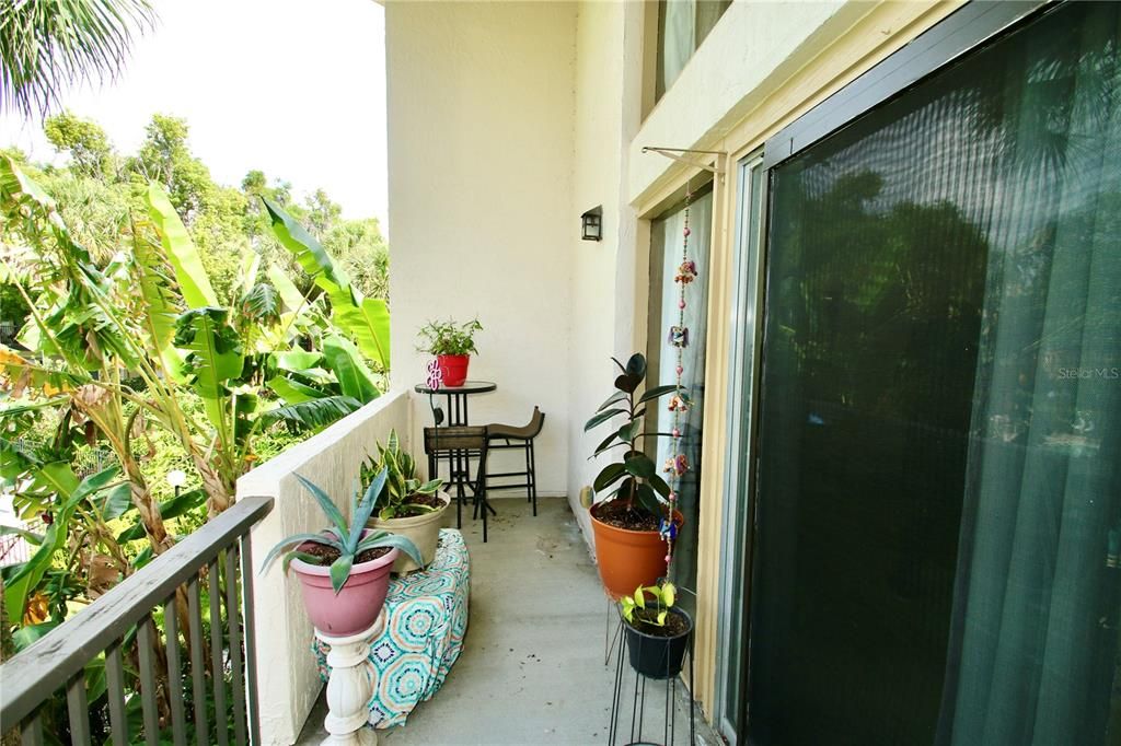 For Sale: $156,200 (1 beds, 1 baths, 954 Square Feet)